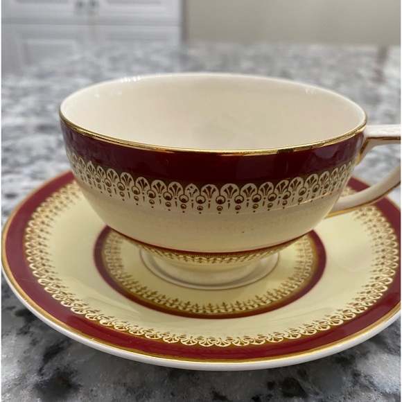 CROWN DUCAL BURGUNDY AND CREAM WITH GOLD TRIM AND A ROSE IN CUP AND ON SAUCER - Picture 2 of 12